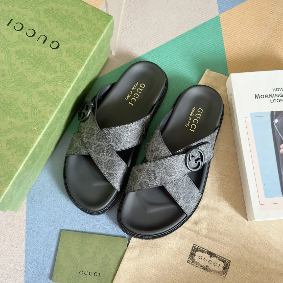 [G Home] Men's Men's Shoes💰: 300💰Size: 38-45 🆕2024Gucci Gucci Summer New Style Double G Presbyopia Flip-flops Cross Sandals Thick Sole Slippers Beach Shoes Original Purchase and Development Production G family's 2024 new summer dark horse items, fashion bloggers at home and abroad have put on the show, and it has become popular on social platforms at home and abroad. Fashionistas must pay for it, and they spend a lot of money to create ingenious craftsmanship and accurately restore every detail. Exquisite packaging at the delivery counter🛍📦 ▪️ Fabric: Original imported double G presbyopic leather ▪️ Lining: Original imported leather ▪️ Sole: Original open molded T men's shoes 💰U outsole ▪️ Bottom thickness: 3CM